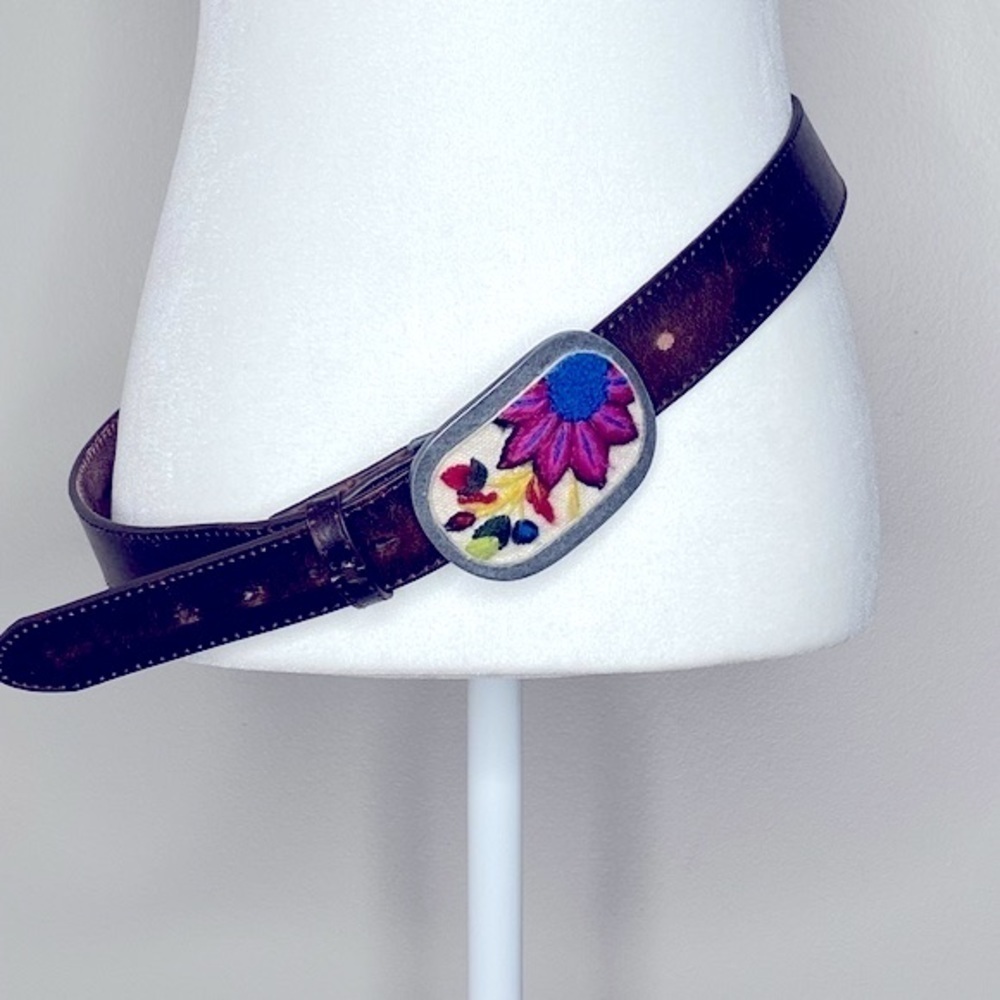 Leather belt with oval metal canvas embroidered buckle
